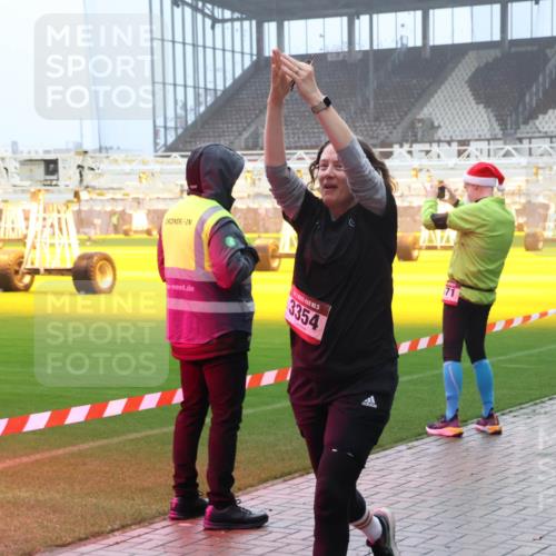 07.12.2025 - St. Pauli X-Mass-Run No. 15 Luisa Fischer http://msf.ph/oto/9381787 07.12.2025 10:11:50 Ziel 3354, 57, 670, 983, 1148, 1149, 1150, 1929, 1935, 1969, 2909, 3085, 3354, 3815, 3909, 4499, 4525, 4659, 4661, 4662 meine-sportfotos.de