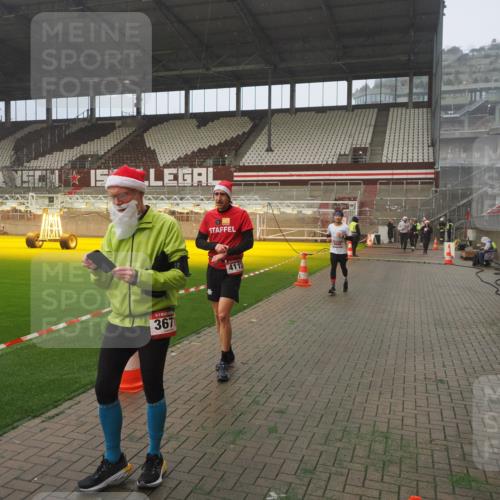 07.12.2025 - St. Pauli X-Mass-Run No. 15 Fabian Wolf http://msf.ph/oto/9381803 07.12.2025 10:09:11 Ziel 19, 881, 896, 960, 1461, 1465, 1570, 1575, 1576, 2126, 3300, 3891, 4066, 4067, 4068, 4113, 4666 meine-sportfotos.de