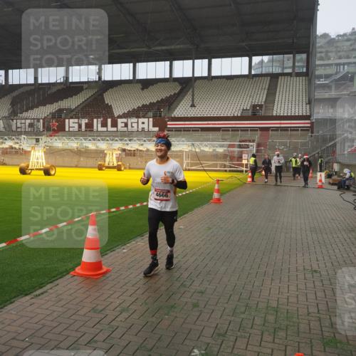 07.12.2025 - St. Pauli X-Mass-Run No. 15 Fabian Wolf http://msf.ph/oto/9381847 07.12.2025 10:09:13 Ziel 881, 896, 960, 1461, 1465, 1570, 1575, 1576, 2126, 4066, 4067, 4068, 4113, 4666 meine-sportfotos.de