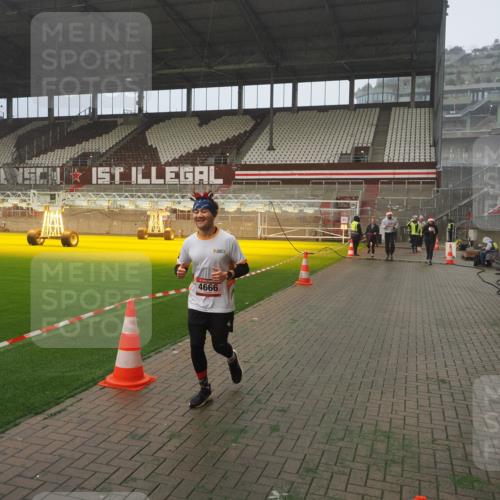 07.12.2025 - St. Pauli X-Mass-Run No. 15 Fabian Wolf http://msf.ph/oto/9381854 07.12.2025 10:09:13 Ziel 881, 896, 960, 1461, 1465, 1570, 1575, 1576, 2126, 4066, 4067, 4068, 4113, 4666 meine-sportfotos.de