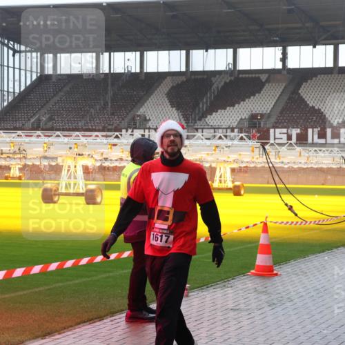 07.12.2025 - St. Pauli X-Mass-Run No. 15 Luisa Fischer http://msf.ph/oto/9381883 07.12.2025 11:20:03 Ziel 1617, 295, 302, 367, 373, 797, 1336, 1343, 1563, 1617, 2062, 2217, 2581, 2597, 2771, 2788, 3075, 3160, 3205, 3822, 3823 meine-sportfotos.de