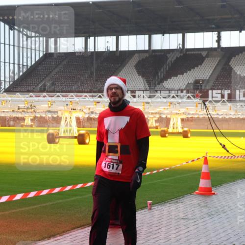 07.12.2025 - St. Pauli X-Mass-Run No. 15 Luisa Fischer http://msf.ph/oto/9381884 07.12.2025 11:20:03 Ziel 15, 1617, 295, 302, 367, 373, 797, 1336, 1343, 1563, 1617, 2062, 2217, 2581, 2597, 2771, 2788, 3075, 3160, 3205, 3822, 3823 meine-sportfotos.de