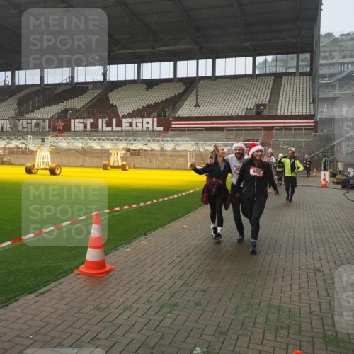 07.12.2025 - St. Pauli X-Mass-Run No. 15 Fabian Wolf http://msf.ph/oto/9381903 07.12.2025 10:09:19 Ziel 881, 896, 899, 960, 1718, 3493, 3756, 4113, 4666 meine-sportfotos.de