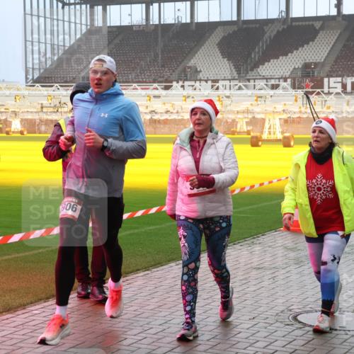 07.12.2025 - St. Pauli X-Mass-Run No. 15 Luisa Fischer http://msf.ph/oto/9381965 07.12.2025 10:12:04 Ziel 906, 670, 1687, 1688, 1969, 2906, 2909, 3085, 3354, 3761, 3767, 3815, 3909, 3932, 3935, 4499, 4525, 4659, 4661, 4662 meine-sportfotos.de