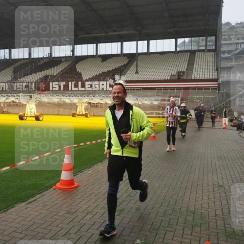 07.12.2025 - St. Pauli X-Mass-Run No. 15 Fabian Wolf http://msf.ph/oto/9381972 07.12.2025 10:09:22 Ziel 881, 896, 899, 960, 1243, 1248, 1718, 3493, 3756, 4113, 4666 meine-sportfotos.de