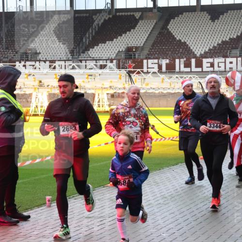 07.12.2025 - St. Pauli X-Mass-Run No. 15 Luisa Fischer http://msf.ph/oto/9381980 07.12.2025 10:47:41 Ziel 5, 2683, 684, 3344, 71, 1819, 60, 78, 231, 309, 522, 523, 821, 823, 824, 1171, 1182, 1359, 1362, 1747, 1750, 1819, 1847, 1848, 1863, 1872, 1875, 2115, 2200, 2683, 2684, 2957, 3029, 3101, 3102, 3104, 3105, 3123, 3344, 3360, 4593, 4853, 4868, 4869 meine-sportfotos.de
