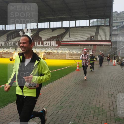 07.12.2025 - St. Pauli X-Mass-Run No. 15 Fabian Wolf http://msf.ph/oto/9381987 07.12.2025 10:09:23 Ziel 881, 896, 899, 960, 1243, 1248, 1718, 3493, 3756, 4666 meine-sportfotos.de