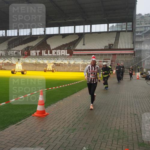 07.12.2025 - St. Pauli X-Mass-Run No. 15 Fabian Wolf http://msf.ph/oto/9382001 07.12.2025 10:09:24 Ziel 800, 881, 896, 899, 960, 1243, 1248, 1718, 3493, 3756, 4666 meine-sportfotos.de