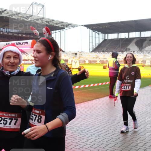 07.12.2025 - St. Pauli X-Mass-Run No. 15 Luisa Fischer http://msf.ph/oto/9382003 07.12.2025 11:20:39 Ziel 15, 2577, 15, 578, 2217, 1135, 1614, 2132, 2134, 2217, 2305, 2577, 2578, 2581, 2771, 3075, 3129, 3157, 3160, 3170, 3309, 3324, 3822, 3823, 4637 meine-sportfotos.de