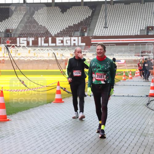 07.12.2025 - St. Pauli X-Mass-Run No. 15 Luisa Fischer http://msf.ph/oto/9382016 07.12.2025 11:20:44 Ziel 3324, 2581, 1020, 1135, 1614, 2132, 2134, 2242, 2305, 2577, 2578, 2581, 2771, 3075, 3129, 3157, 3170, 3309, 3324, 4637 meine-sportfotos.de