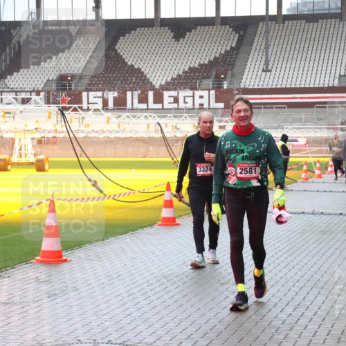 07.12.2025 - St. Pauli X-Mass-Run No. 15 Luisa Fischer http://msf.ph/oto/9382021 07.12.2025 11:20:45 Ziel 3324, 2581, 1020, 1135, 1614, 2132, 2134, 2242, 2305, 2577, 2578, 2581, 2771, 3075, 3129, 3157, 3170, 3309, 3324, 4637 meine-sportfotos.de
