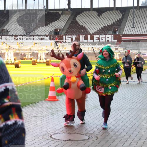 07.12.2025 - St. Pauli X-Mass-Run No. 15 Luisa Fischer http://msf.ph/oto/9382031 07.12.2025 10:47:48 Ziel 523, 4853, 4868, 1112, 60, 78, 231, 309, 522, 523, 821, 823, 824, 1171, 1182, 1359, 1362, 1747, 1750, 1819, 1847, 1848, 1863, 1872, 1875, 2115, 2200, 2490, 2566, 2683, 2684, 2690, 2957, 3029, 3101, 3102, 3104, 3105, 3123, 3344, 3360, 4615, 4618, 4853, 4868, 4869 meine-sportfotos.de