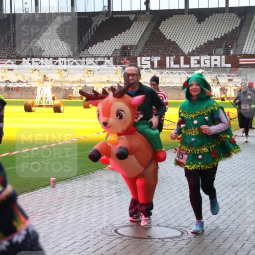 07.12.2025 - St. Pauli X-Mass-Run No. 15 Luisa Fischer http://msf.ph/oto/9382033 07.12.2025 10:47:49 Ziel 4853, 4868, 1142, 60, 78, 231, 309, 522, 523, 821, 824, 1171, 1182, 1359, 1362, 1747, 1750, 1819, 1847, 1848, 1863, 1872, 1875, 2115, 2200, 2490, 2566, 2683, 2684, 2690, 2957, 3029, 3101, 3102, 3104, 3105, 3123, 3344, 3360, 4615, 4618, 4853, 4868, 4869 meine-sportfotos.de