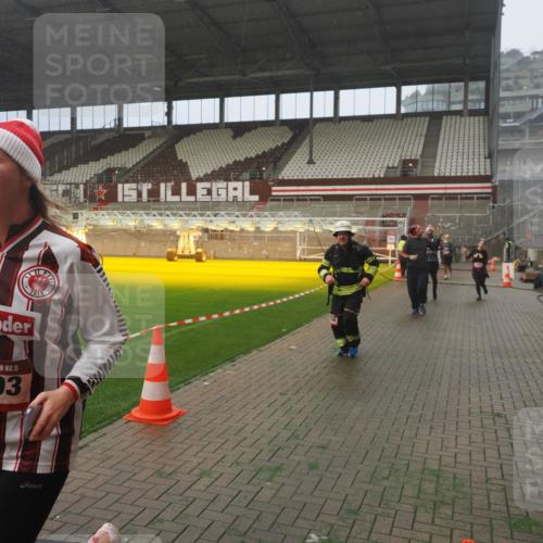 07.12.2025 - St. Pauli X-Mass-Run No. 15 Fabian Wolf http://msf.ph/oto/9382034 07.12.2025 10:09:25 Ziel 800, 881, 896, 899, 960, 1243, 1248, 1718, 3493, 3756 meine-sportfotos.de