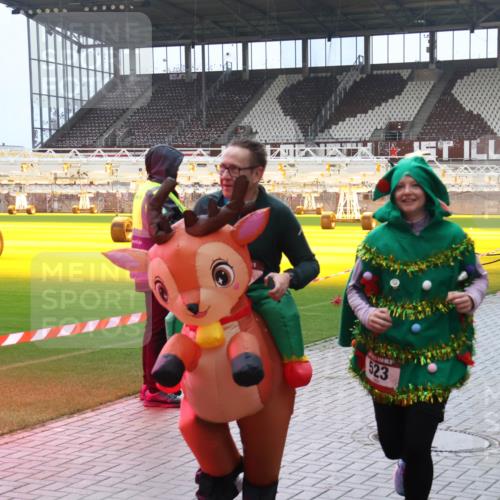 07.12.2025 - St. Pauli X-Mass-Run No. 15 Luisa Fischer http://msf.ph/oto/9382041 07.12.2025 10:47:50 Ziel 523, 485, 4868, 60, 78, 231, 309, 522, 523, 1171, 1182, 1362, 1747, 1750, 1819, 1847, 1848, 1863, 1875, 2115, 2200, 2490, 2566, 2683, 2684, 2690, 2957, 3029, 3101, 3102, 3104, 3105, 3123, 3344, 3360, 4615, 4618, 4853, 4868, 4869 meine-sportfotos.de