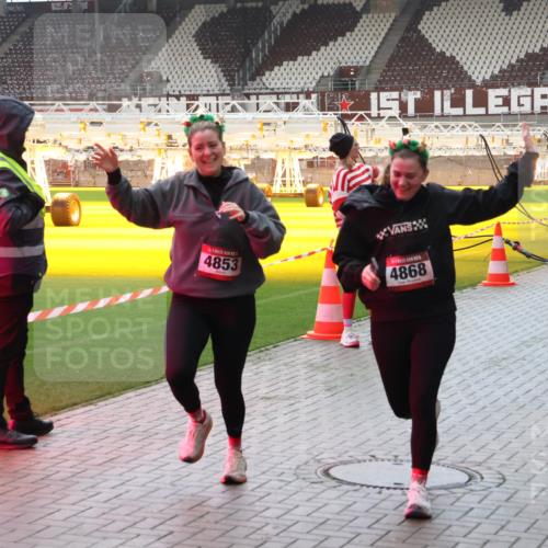 07.12.2025 - St. Pauli X-Mass-Run No. 15 Luisa Fischer http://msf.ph/oto/9382065 07.12.2025 10:47:53 Ziel 4853, 4868, 3102, 3, 1182, 60, 78, 231, 309, 522, 523, 1171, 1182, 1555, 1750, 1819, 1847, 1848, 1863, 2115, 2200, 2490, 2566, 2683, 2684, 2690, 2957, 3029, 3101, 3102, 3104, 3105, 3123, 3344, 3360, 4072, 4615, 4618, 4853, 4868, 4869 meine-sportfotos.de