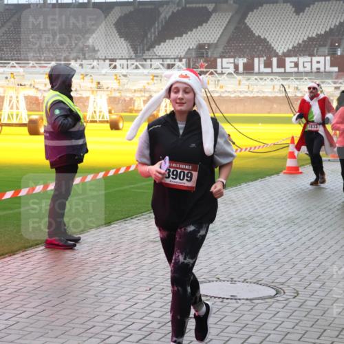 07.12.2025 - St. Pauli X-Mass-Run No. 15 Luisa Fischer http://msf.ph/oto/9382069 07.12.2025 10:12:19 Ziel 15, 3909, 1833, 3761, 670, 756, 1389, 1526, 1687, 1688, 1833, 2177, 2906, 2909, 3085, 3761, 3767, 3870, 3909, 3932, 3935, 4658, 4662 meine-sportfotos.de