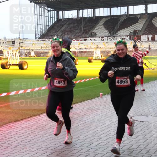 07.12.2025 - St. Pauli X-Mass-Run No. 15 Luisa Fischer http://msf.ph/oto/9382071 07.12.2025 10:47:54 Ziel 4853, 4868, 3102, 60, 78, 231, 309, 522, 523, 1171, 1182, 1555, 1750, 1819, 1847, 1848, 1863, 2115, 2200, 2490, 2566, 2683, 2684, 2690, 2957, 3029, 3101, 3102, 3104, 3105, 3123, 3344, 3360, 4072, 4615, 4618, 4853, 4868, 4869 meine-sportfotos.de