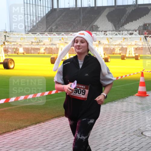 07.12.2025 - St. Pauli X-Mass-Run No. 15 Luisa Fischer http://msf.ph/oto/9382075 07.12.2025 10:12:20 Ziel 15, 909, 1833, 670, 756, 1389, 1526, 1687, 1688, 1833, 2177, 2906, 2909, 3085, 3761, 3767, 3870, 3909, 3932, 3935, 4658, 4662 meine-sportfotos.de