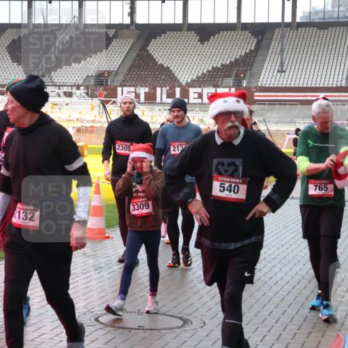 07.12.2025 - St. Pauli X-Mass-Run No. 15 Luisa Fischer http://msf.ph/oto/9382084 07.12.2025 11:21:21 Ziel 6709, 132, 2305, 213, 1, 540, 765, 3309, 540, 765, 1020, 1135, 1614, 2132, 2134, 2242, 2305, 2375, 2376, 2379, 2462, 2601, 2854, 2867, 3037, 3135, 3220 meine-sportfotos.de