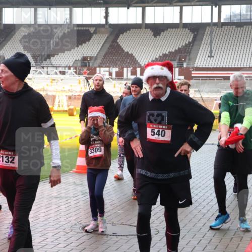 07.12.2025 - St. Pauli X-Mass-Run No. 15 Luisa Fischer http://msf.ph/oto/9382087 07.12.2025 11:21:21 Ziel 6709, 15, 132, 3309, 15, 540, 540, 765, 1020, 1135, 1614, 2132, 2134, 2242, 2305, 2375, 2376, 2379, 2462, 2601, 2854, 2867, 3037, 3135, 3220 meine-sportfotos.de