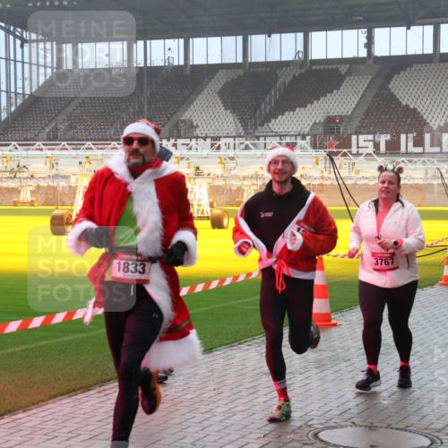 07.12.2025 - St. Pauli X-Mass-Run No. 15 Luisa Fischer http://msf.ph/oto/9382097 07.12.2025 10:12:22 Ziel 1833, 3767, 3761, 1688, 670, 756, 1389, 1526, 1687, 1688, 1833, 2177, 2906, 2909, 3085, 3761, 3767, 3870, 3909, 3932, 3935, 4658, 4662 meine-sportfotos.de
