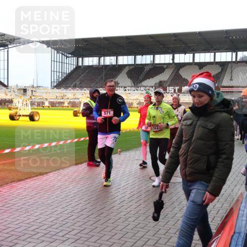 07.12.2025 - St. Pauli X-Mass-Run No. 15 Luisa Fischer http://msf.ph/oto/9382117 07.12.2025 10:48:05 Ziel 571, 921, 60, 78, 282, 309, 513, 522, 523, 553, 1171, 1182, 1555, 1819, 1847, 1848, 1863, 2200, 2490, 2566, 2608, 2611, 2683, 2684, 2690, 3101, 3102, 3104, 3105, 3344, 3360, 4072, 4615, 4618, 4853, 4863, 4868, 4869 meine-sportfotos.de