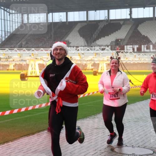 07.12.2025 - St. Pauli X-Mass-Run No. 15 Luisa Fischer http://msf.ph/oto/9382125 07.12.2025 10:12:22 Ziel 3, 3767, 3761, 670, 756, 1389, 1526, 1687, 1688, 1833, 2177, 2906, 2909, 3085, 3761, 3767, 3870, 3909, 3932, 3935, 4658, 4662 meine-sportfotos.de