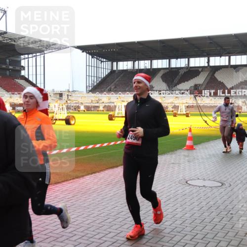 07.12.2025 - St. Pauli X-Mass-Run No. 15 Luisa Fischer http://msf.ph/oto/9382142 07.12.2025 10:48:12 Ziel 615, 2490, 2690, 4072, 60, 78, 282, 309, 472, 513, 522, 523, 553, 1182, 1555, 1847, 1848, 1863, 2146, 2147, 2490, 2566, 2608, 2611, 2690, 3101, 3102, 3104, 3105, 3360, 4072, 4615, 4618, 4853, 4863, 4868, 4869 meine-sportfotos.de
