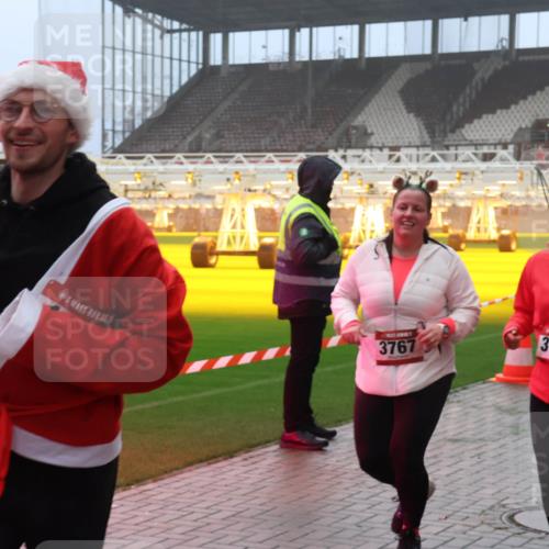 07.12.2025 - St. Pauli X-Mass-Run No. 15 Luisa Fischer http://msf.ph/oto/9382144 07.12.2025 10:12:23 Ziel 3767, 3761, 670, 756, 1389, 1526, 1687, 1688, 1833, 2177, 2906, 2909, 3085, 3761, 3767, 3870, 3909, 3932, 3935, 4658 meine-sportfotos.de