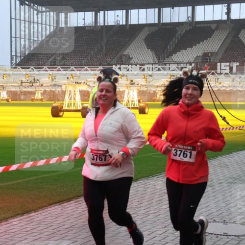 07.12.2025 - St. Pauli X-Mass-Run No. 15 Luisa Fischer http://msf.ph/oto/9382148 07.12.2025 10:12:23 Ziel 37679, 3761, 1687, 1688, 670, 756, 1389, 1526, 1687, 1688, 1833, 2177, 2906, 2909, 3085, 3761, 3767, 3870, 3909, 3932, 3935, 4658 meine-sportfotos.de