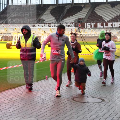 07.12.2025 - St. Pauli X-Mass-Run No. 15 Luisa Fischer http://msf.ph/oto/9382149 07.12.2025 10:48:14 Ziel 6709, 2690, 28, 4072, 4863, 60, 78, 282, 309, 472, 513, 522, 523, 553, 1182, 1195, 1555, 1847, 1848, 1863, 2146, 2147, 2490, 2566, 2608, 2611, 2690, 3101, 3102, 3104, 3105, 3360, 4072, 4615, 4618, 4853, 4863, 4868, 4869 meine-sportfotos.de
