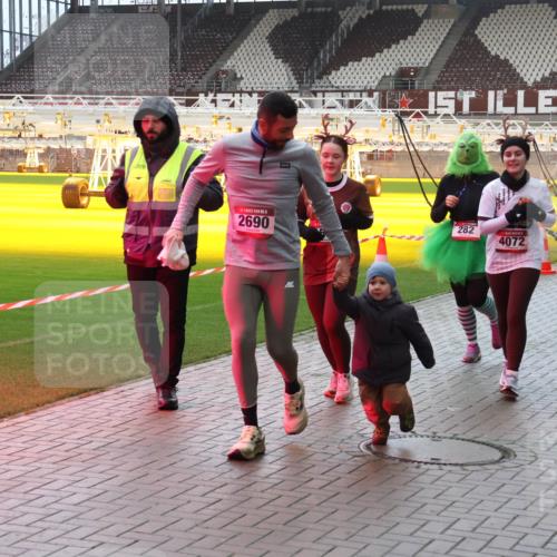 07.12.2025 - St. Pauli X-Mass-Run No. 15 Luisa Fischer http://msf.ph/oto/9382153 07.12.2025 10:48:15 Ziel 709, 5, 2690, 282, 4072, 4863, 60, 78, 282, 309, 472, 513, 522, 523, 553, 1182, 1195, 1555, 1847, 1848, 1863, 2146, 2147, 2490, 2566, 2608, 2611, 2690, 3101, 3102, 3104, 3105, 3360, 4072, 4615, 4618, 4853, 4863, 4868, 4869 meine-sportfotos.de