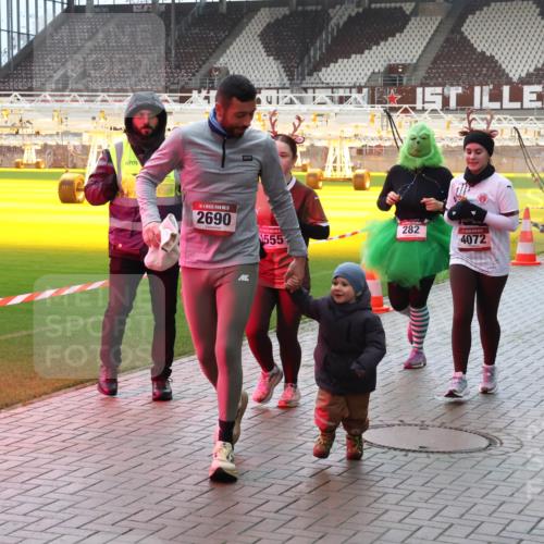 07.12.2025 - St. Pauli X-Mass-Run No. 15 Luisa Fischer http://msf.ph/oto/9382155 07.12.2025 10:48:15 Ziel 6709, 2690, 282, 1555, 4072, 4863, 60, 78, 282, 309, 472, 513, 522, 523, 553, 1182, 1195, 1555, 1847, 1848, 1863, 2146, 2147, 2490, 2566, 2608, 2611, 2690, 3101, 3102, 3104, 3105, 3360, 4072, 4615, 4618, 4853, 4863, 4868, 4869 meine-sportfotos.de
