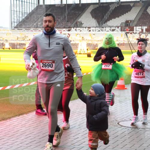 07.12.2025 - St. Pauli X-Mass-Run No. 15 Luisa Fischer http://msf.ph/oto/9382161 07.12.2025 10:48:16 Ziel 15, 2690, 282, 4072, 4863, 60, 78, 282, 309, 472, 513, 522, 523, 553, 1182, 1195, 1555, 1847, 1848, 1863, 2146, 2147, 2490, 2566, 2608, 2611, 2690, 3101, 3102, 3104, 3105, 3360, 4072, 4615, 4618, 4853, 4863, 4868, 4869 meine-sportfotos.de