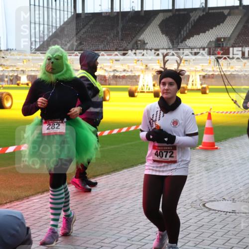 07.12.2025 - St. Pauli X-Mass-Run No. 15 Luisa Fischer http://msf.ph/oto/9382172 07.12.2025 10:48:17 Ziel 282, 4072, 4863, 60, 78, 282, 309, 472, 513, 522, 523, 553, 1182, 1195, 1555, 1847, 1848, 1863, 2028, 2146, 2147, 2490, 2501, 2566, 2608, 2611, 2690, 3101, 3102, 3104, 3105, 3360, 4072, 4229, 4615, 4618, 4853, 4863, 4868, 4869 meine-sportfotos.de