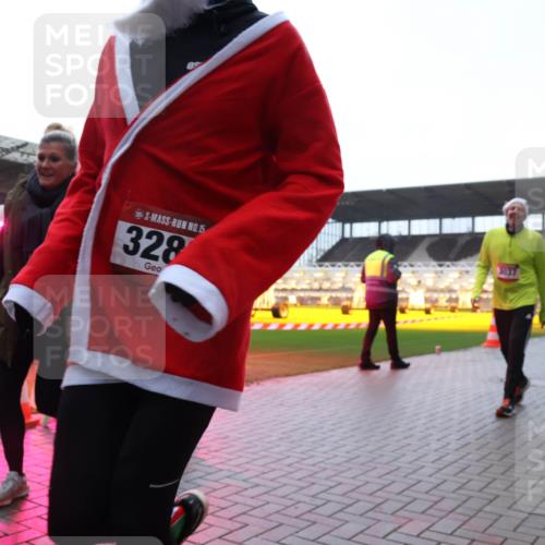 07.12.2025 - St. Pauli X-Mass-Run No. 15 Luisa Fischer http://msf.ph/oto/9382200 07.12.2025 11:21:46 Ziel 15, 328, 3037, 98, 105, 111, 232, 241, 540, 1549, 1902, 1907, 2033, 2197, 2375, 2376, 2379, 2473, 2474, 2579, 2854, 2867, 3037, 3073, 3135, 3159, 3220, 3283 meine-sportfotos.de