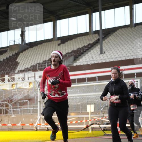 07.12.2025 - St. Pauli X-Mass-Run No. 15 Patografie http://msf.ph/oto/9382201 07.12.2025 10:21:03 Ziel 1386, 1407, 1898, 1900, 2565, 3984, 4338 meine-sportfotos.de