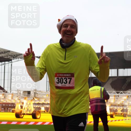 07.12.2025 - St. Pauli X-Mass-Run No. 15 Luisa Fischer http://msf.ph/oto/9382211 07.12.2025 11:21:47 Ziel 15, 3037, 98, 105, 111, 232, 241, 540, 1549, 1902, 1907, 2033, 2197, 2375, 2376, 2473, 2474, 2579, 2854, 2867, 3073, 3135, 3159, 3220, 3283 meine-sportfotos.de