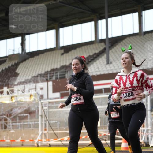 07.12.2025 - St. Pauli X-Mass-Run No. 15 Patografie http://msf.ph/oto/9382214 07.12.2025 10:21:04 Ziel 1386, 1407, 1898, 1900, 2565, 3984, 4338 meine-sportfotos.de