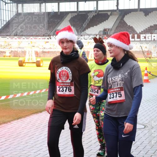 07.12.2025 - St. Pauli X-Mass-Run No. 15 Luisa Fischer http://msf.ph/oto/9382221 07.12.2025 11:21:51 Ziel 3135, 1030, 15, 2376, 15, 2854, 15, 2375, 98, 105, 111, 232, 241, 1549, 1902, 1907, 1939, 2033, 2197, 2375, 2376, 2473, 2474, 2579, 2854, 2867, 3073, 3135, 3159, 3220, 3283 meine-sportfotos.de