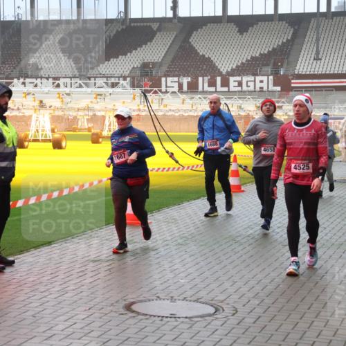 07.12.2025 - St. Pauli X-Mass-Run No. 15 Luisa Fischer http://msf.ph/oto/9382241 07.12.2025 10:12:26 Ziel 1687, 1688, 4658, 4525, 670, 756, 1389, 1526, 1687, 1688, 1833, 2177, 2906, 2909, 3085, 3761, 3767, 3870, 3909, 3932, 3935, 4658 meine-sportfotos.de