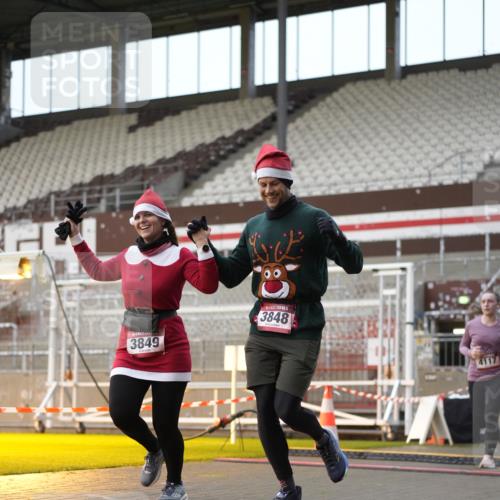 07.12.2025 - St. Pauli X-Mass-Run No. 15 Patografie http://msf.ph/oto/9382269 07.12.2025 10:21:12 Ziel 1326, 1386, 1407, 1898, 1900, 2173, 2565, 3062, 3384, 3540, 3541, 3848, 3849, 3984, 4117, 4338 meine-sportfotos.de