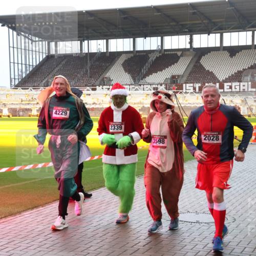 07.12.2025 - St. Pauli X-Mass-Run No. 15 Luisa Fischer http://msf.ph/oto/9382271 07.12.2025 10:48:41 Ziel 15, 01, 4229, 2339, 3598, 2028, 3018, 233, 282, 290, 472, 513, 553, 577, 633, 876, 935, 1195, 1265, 1267, 1517, 1521, 2028, 2146, 2147, 2232, 2233, 2235, 2239, 2241, 2339, 2501, 2608, 2611, 2796, 2797, 2803, 3018, 3598, 4229, 4447, 4598, 4863 meine-sportfotos.de