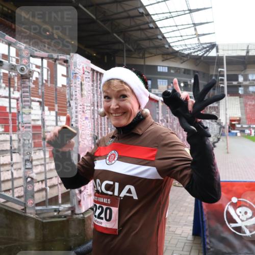 07.12.2025 - St. Pauli X-Mass-Run No. 15 Luisa Fischer http://msf.ph/oto/9382272 07.12.2025 11:22:15 Ziel 15, 220, 98, 105, 111, 232, 241, 1284, 1297, 1549, 1775, 1779, 1902, 1904, 1907, 1939, 2033, 2197, 2473, 2474, 2579, 3073, 3159, 3474, 3475, 3820, 3821 meine-sportfotos.de
