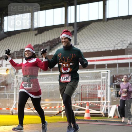 07.12.2025 - St. Pauli X-Mass-Run No. 15 Patografie http://msf.ph/oto/9382277 07.12.2025 10:21:13 Ziel 1326, 1386, 1407, 1898, 1900, 2173, 2565, 3062, 3384, 3540, 3541, 3848, 3849, 3984, 4117, 4338 meine-sportfotos.de