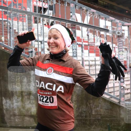 07.12.2025 - St. Pauli X-Mass-Run No. 15 Luisa Fischer http://msf.ph/oto/9382280 07.12.2025 11:22:16 Ziel 1910, 15, 3220, 98, 105, 111, 232, 241, 1284, 1297, 1549, 1775, 1779, 1902, 1904, 1907, 1939, 2033, 2197, 2473, 2474, 3073, 3474, 3475, 3820, 3821 meine-sportfotos.de
