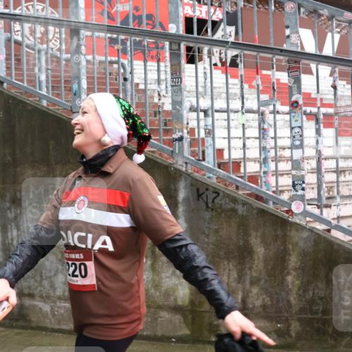 07.12.2025 - St. Pauli X-Mass-Run No. 15 Luisa Fischer http://msf.ph/oto/9382281 07.12.2025 11:22:16 Ziel 220, 98, 105, 111, 232, 241, 1284, 1297, 1549, 1775, 1779, 1902, 1904, 1907, 1939, 2033, 2197, 2473, 2474, 3073, 3474, 3475, 3820, 3821 meine-sportfotos.de