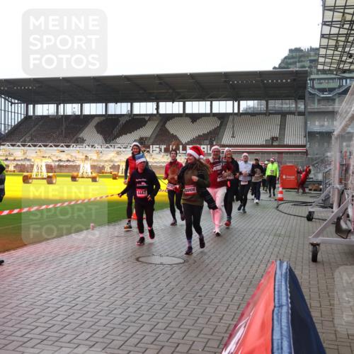 07.12.2025 - St. Pauli X-Mass-Run No. 15 Luisa Fischer http://msf.ph/oto/9382323 07.12.2025 10:48:56 Ziel 4447, 2239, 2267, 223, 233, 290, 577, 590, 592, 633, 876, 935, 1009, 1087, 1188, 1189, 1195, 1265, 1267, 1515, 1516, 1517, 1521, 1895, 2028, 2146, 2147, 2232, 2233, 2235, 2239, 2241, 2268, 2269, 2339, 2501, 2512, 2515, 2796, 2797, 2803, 3017, 3018, 3019, 3346, 3598, 4229, 4447, 4598 meine-sportfotos.de