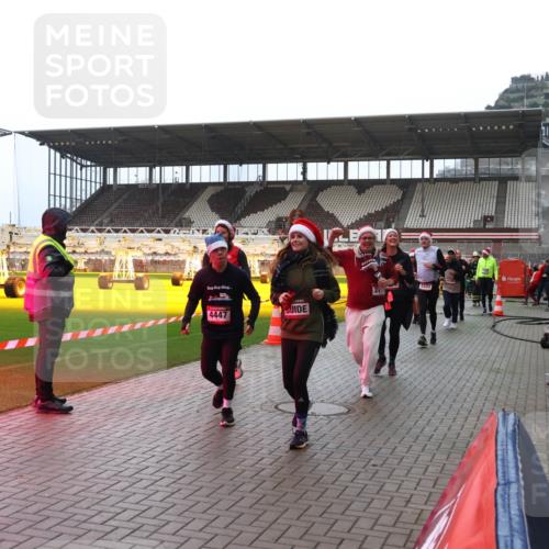 07.12.2025 - St. Pauli X-Mass-Run No. 15 Luisa Fischer http://msf.ph/oto/9382330 07.12.2025 10:48:57 Ziel 4447, 2233, 233, 290, 577, 590, 592, 633, 876, 935, 1009, 1087, 1188, 1189, 1195, 1265, 1267, 1515, 1516, 1517, 1521, 1895, 2028, 2146, 2147, 2232, 2233, 2235, 2239, 2241, 2268, 2269, 2339, 2501, 2512, 2515, 2796, 2797, 2803, 3017, 3018, 3019, 3346, 3598, 4229, 4447, 4598 meine-sportfotos.de